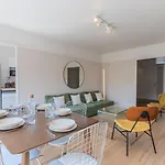 شقة Spacious 3 Bedroom & Private Parking!