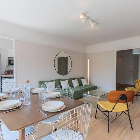 아파트 Spacious 3 Bedroom & Private Parking!