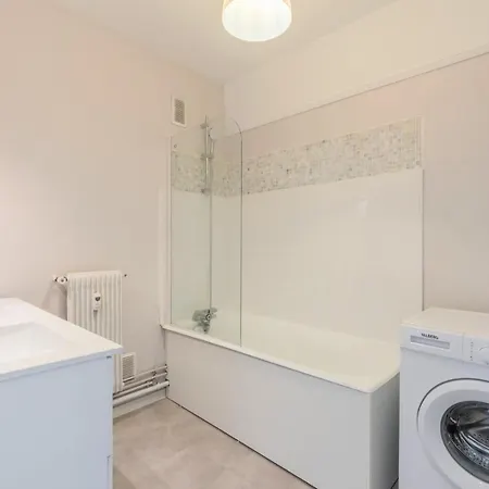 Spacious 3 Bedroom & Private Parking! * Lambersart