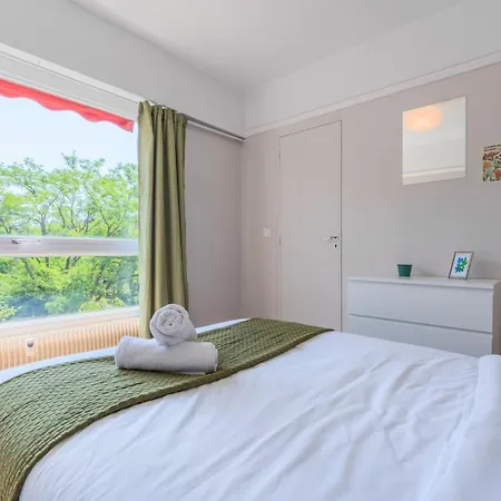 Spacious 3 Bedroom & Private Parking!