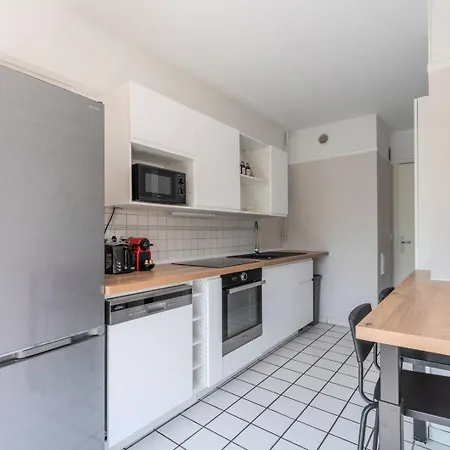 Spacious 3 Bedroom & Private Parking! Lambersart