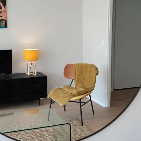 Spacious 3 Bedroom & Private Parking! 아파트