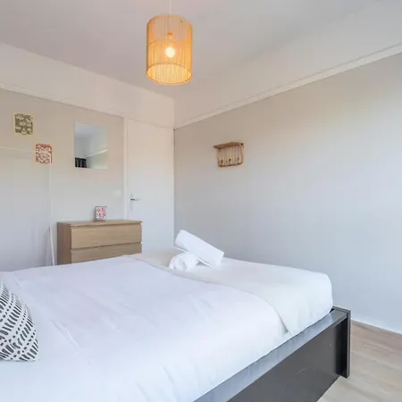 Spacious 3 Bedroom & Private Parking! *