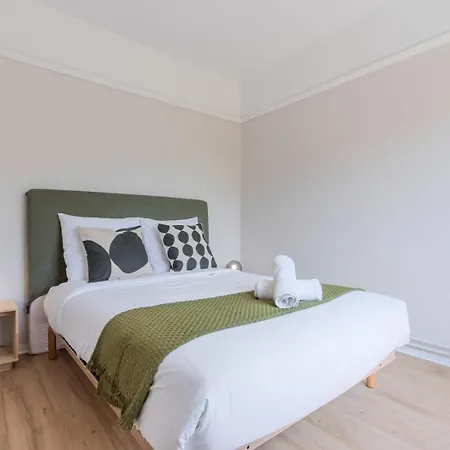 Spacious 3 Bedroom & Private Parking! * Lambersart
