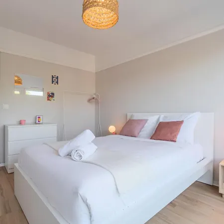 Spacious 3 Bedroom & Private Parking! *