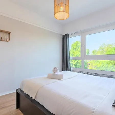 Spacious 3 Bedroom & Private Parking! Apartment Lambersart