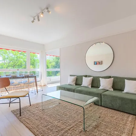 Spacious 3 Bedroom & Private Parking!