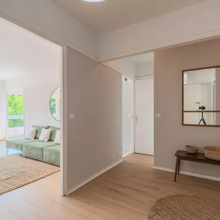 Spacious 3 Bedroom & Private Parking! 아파트
