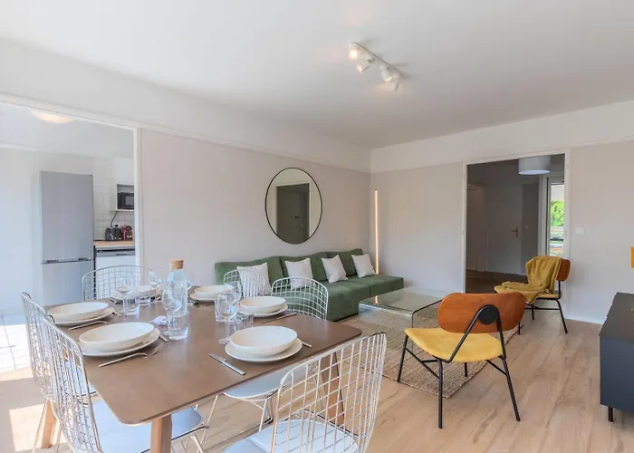 Appartement Spacious 3 Bedroom & Private Parking!