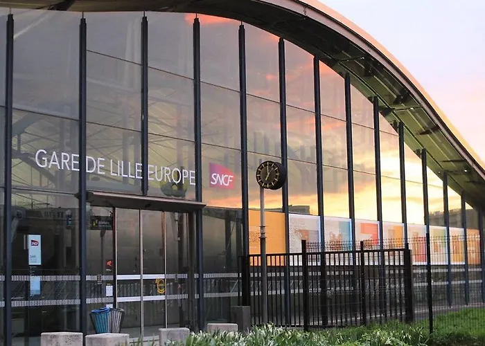 Spacious 3 Bedroom & Private Parking! Appartement Lambersart