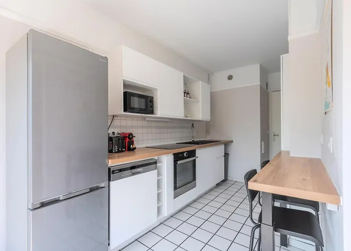 Spacious 3 Bedroom & Private Parking! Lambersart
