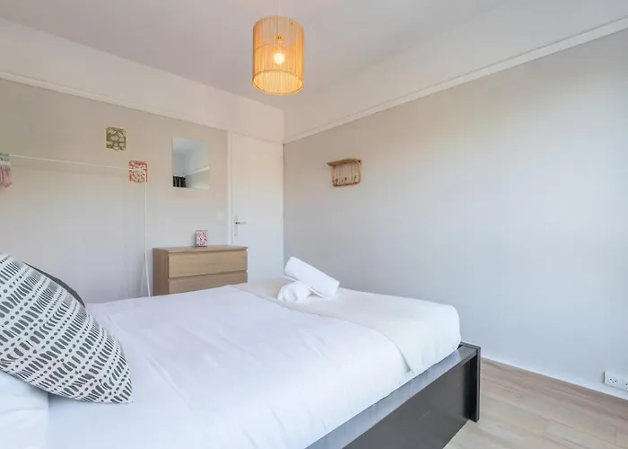 Spacious 3 Bedroom & Private Parking! *