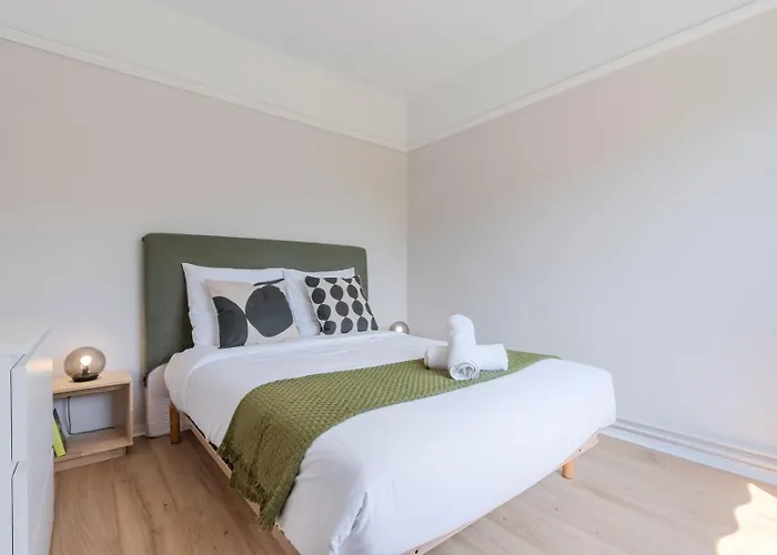 Spacious 3 Bedroom & Private Parking! * Lambersart