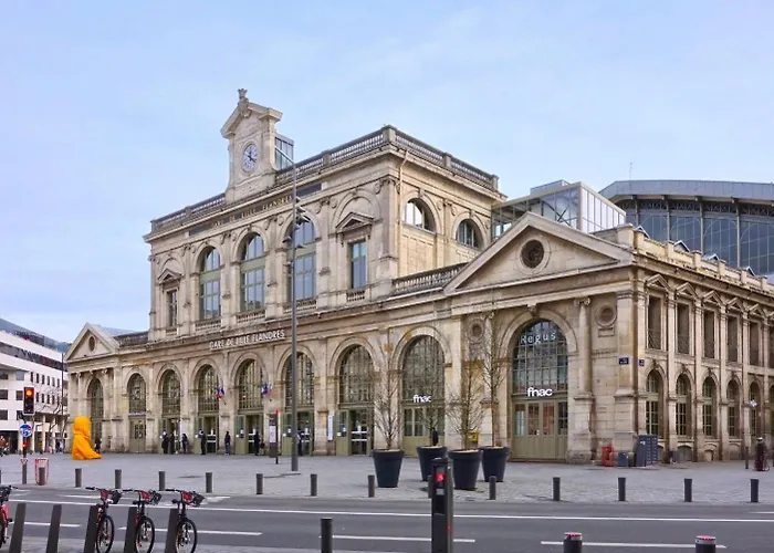 Spacious 3 Bedroom & Private Parking! *